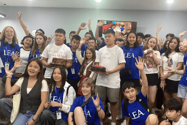 马来西亚学生练习英语交流